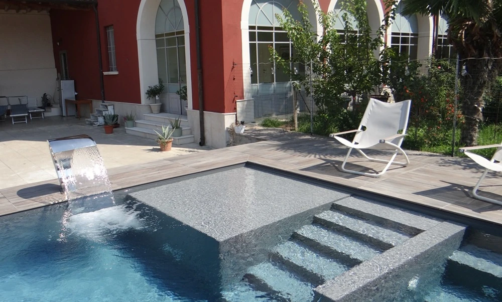 wykończenie schodów basenu płytką drewnopodobna 1000x602.webp